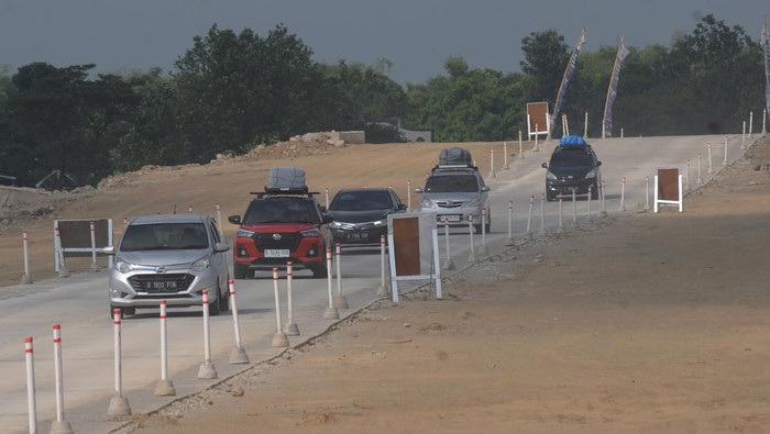 Arus Balik Tol Fungsional Solo-Yogyakarta Ramai Lancar Pengemudi melintasi jalan tol fungsional Solo-Yogyakarta pada arus balik di Sawit, Boyolali, Jawa Tengah, Selasa (25/4/2023). Arus balik pemudik yang melintasi jalan tol fungsional Solo-Yogyakarta dari arah Sawit menuju Kartasura atau pintu gerbang tol Colomadu itu terpantau ramai lancar. ANTARA FOTO/Aloysius Jarot Nugroho/rwa.