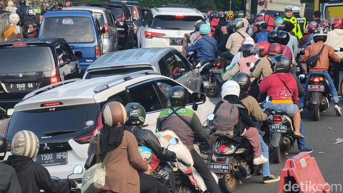 Arus lalulintas dari Cianjur menuju Puncak dan Bogor macet total, Selasa (25/4/2023)