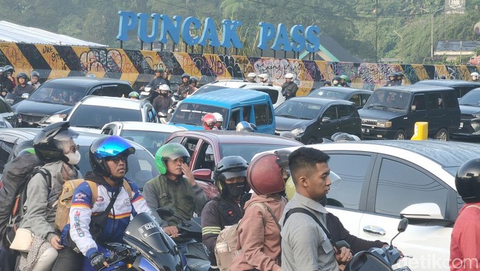 Arus lalulintas dari Cianjur menuju Puncak dan Bogor macet total, Selasa (25/4/2023)