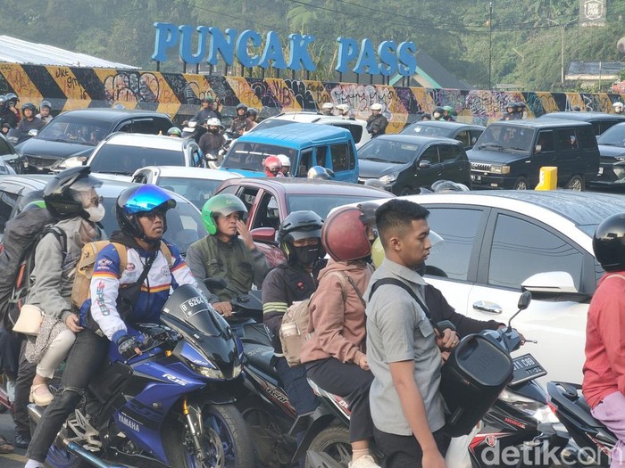 Arus lalulintas dari Cianjur menuju Puncak dan Bogor macet total, Selasa (25/4/2023)