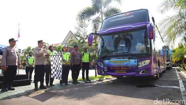 Kebahagiaan dirasakan sejumlah pemudik di Magetan. Mereka balik ke perantauan secara gratis bersama Polres Magetan.