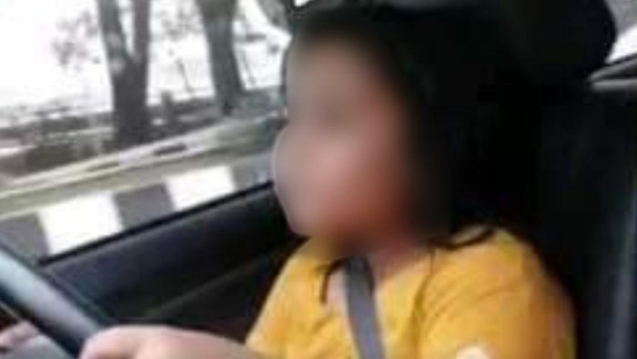 Bocah di Samarinda belajar menyetir mobil.