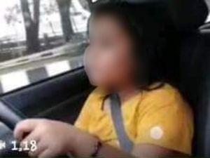 Heboh Bocah Samarinda Belajar Nyetir Mobil di Jalan Raya, Polisi Selidiki