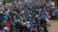 Sistem buka tutup dari arah Jakarta menuju kawasan wisata Anyer dan sebaliknya tersebut diberlakukan akibat membludaknya volume kendaraan menuju tempat wisata saat libur Lebaran 2023.