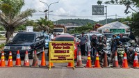 Sejumlah warga terjebak macet saat pemberlakuan buka tutup jalur wisata Anyer di Ciwandan, Kota Cilegon, Banten, Selasa (25/4/2023).