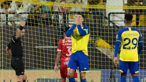 Al Nassr dipastikan tersingkir dari Piala Raja Arab Saudi. Hasil tersebut menyusul kekalahan Cristiano Ronaldo cs dari Al Wahda 0-1 di KSU Stadium, Selasa (25/4/2023) dini hari WIB.