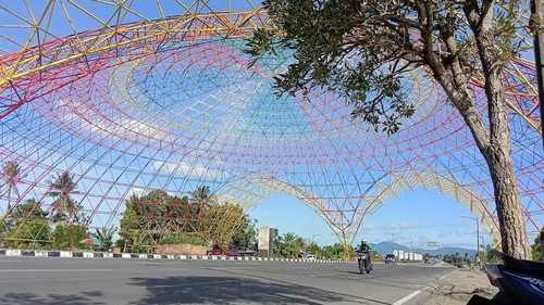 Cuaca panas terasa menyengat di Tugu Tembolak, Kota Mataram, NTB, Selasa (25/4/2023). BMKG Stasiun Zaenudin Abdul Majid menyatakan suhu di NTB mencapai 33 derajat celsius.