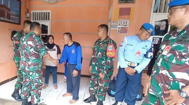Denhanud 471 Pasgat, Letkol Pas Bagus Ajar Pamungkas mendatangi ibu-ibu yang motornya ditendang Praka ANG. Bagus menyampaikan permohonan maaf secara langsung. (dok TNI AU)