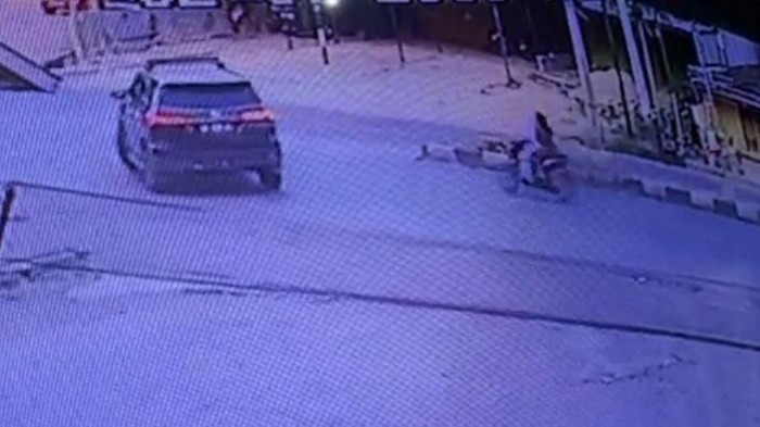 Gambar CCTV saat Fortuner putar arah dan ditabrak pemotor di Kendari.