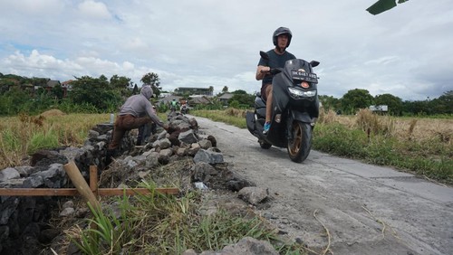 Gang Mango di Tibubeneng, Badung, tengah diperbaiki, bakal dibuat lebih lebar dari saat ini.