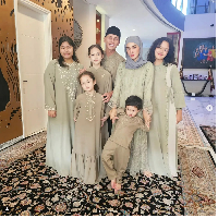 Ussy Sulistiawaty dan Andhika Pratama tampil serba sage bersama kelima anak mereka.  Foto: Dok. Instagram