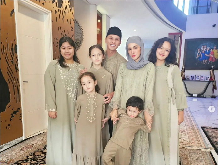 Gaya Artis Pakai Baju Lebaran Warna Hijau Sage