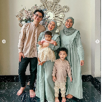 Irish Bella yang tahun ini berlebaran tanpa suaminya Ammar Zoni memakai baju Lebaran warna sage bersama sang ibu Santi Arifin. Keduanya memakai dress polos dan hijab pashmina warna hijau sage. Foto: Dok. Instagram