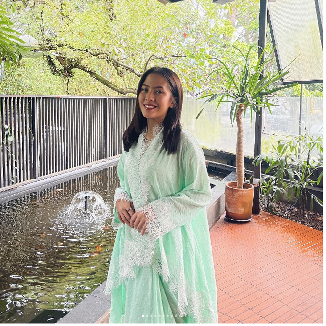 Adhisty Zara disebut netizen masuk dalam PSI atau Partai Sage Indonesia. Zara mengenakan tunik dan rok warna hijau dengan detail lace putih di Hari Lebaran 2023.  Foto: Dok. Instagram