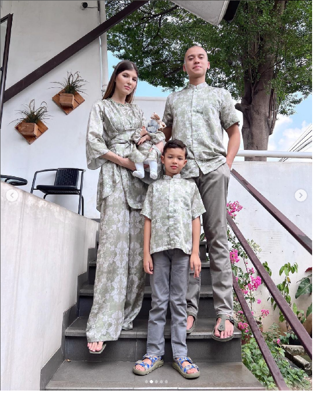 Keluarga kecil Mikaila Patriz dan Fardhan Khan tersage-sage di Hari Lebaran 2023. Mikaila, Fardhan dan kedua anak mereka mengenakan baju warna hijau sage bermotif. Foto: Dok. Instagram