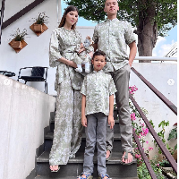 Keluarga kecil Mikaila Patriz dan Fardhan Khan tersage-sage di Hari Lebaran 2023. Mikaila, Fardhan dan kedua anak mereka mengenakan baju warna hijau sage bermotif. Foto: Dok. Instagram
