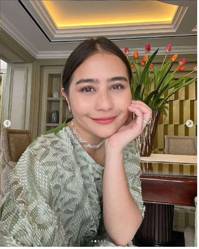 Prilly Latuconsina mengenakan kaftan warna sage di Hari Lebaran ke-3. Foto: Dok. Instagram