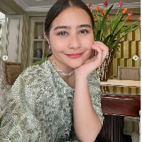 Prilly Latuconsina mengenakan kaftan warna sage di Hari Lebaran ke-3. Foto: Dok. Instagram