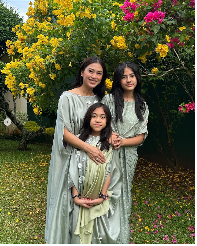 Selebgram Tyna Dwi Jayanti kompak memakai kaftan warna sage bersama dua putrinya di Hari Lebaran 2023. Foto: Dok. Instagram