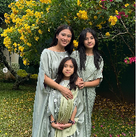 Selebgram Tyna Dwi Jayanti kompak memakai kaftan warna sage bersama dua putrinya di Hari Lebaran 2023. Foto: Dok. Instagram