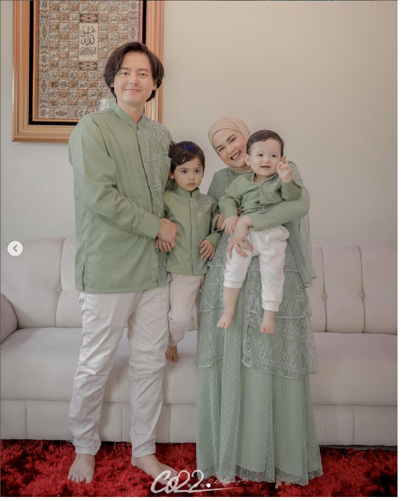 Gaya Artis Pakai Baju Lebaran Warna Hijau Sage