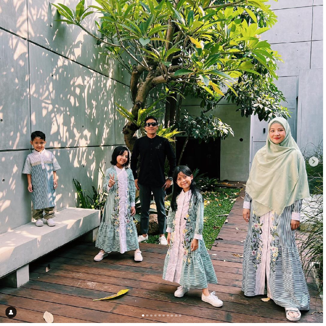 Natasha Rizky memakai jilbab warna sage untuk melengkapi penampilannya mengenakan dress garis-garis hijau-putih. Istri Desta itu mengenakan busana sarimbit bersama ketiga anaknya. Sementara Desta memilih baju berwarna hitam. Foto: Dok. Instagram