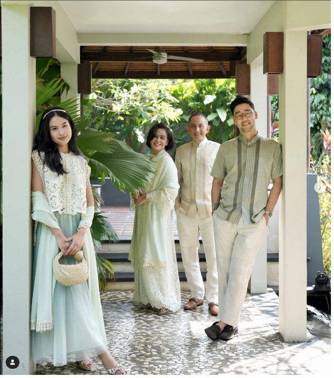 Satu lagi artis yang kompak memakai baju Lebaran warna sage bersama keluarga besar mereka, Maudy Ayunda. Maudy dan suaminya yang berasal dari Korea ikut tersage-sage di Hari Lebaran 2023. Foto: Dok. Instagram