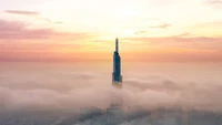 Nama hotel itu adalah Vinpearl Landmark 81, Autograph Collection. Hotel terletak di dalam gedung tertinggi di negara itu, Landmark 81, di Kota Ho ChiMinh. Hotel - yang merupakan debut merek Marriotts Autograph Collection di Vietnam - menempati 34 lantai dari 81 lantai gedung pencakar langit tersebut. Rate per kamarnya mulai sekitar Rp 2,3 juta per malam. Hotel menghadap Sungai Saigon di bentangan timur kota terbesar di Vietnam. Hotel yang mirip hotel di awan ini punya disebut pengelola hotel sebagai suite presidensial terbesar dan tertinggi di seluruh Vietnam. Foto: Suteera Chalermkarnchana via CNN.