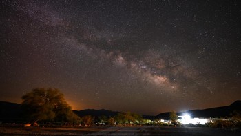 Hujan Meteor Lyrids dan Bima Sakti ditangkap di dekat Death Valley di Panamint Springs, California, Amerika Serikat, Senin (24/4/2023).