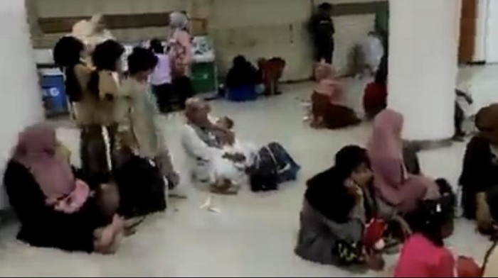 Ibu-ibu gelar lesehan di lantai mal Citimall, Kota Sukabumi