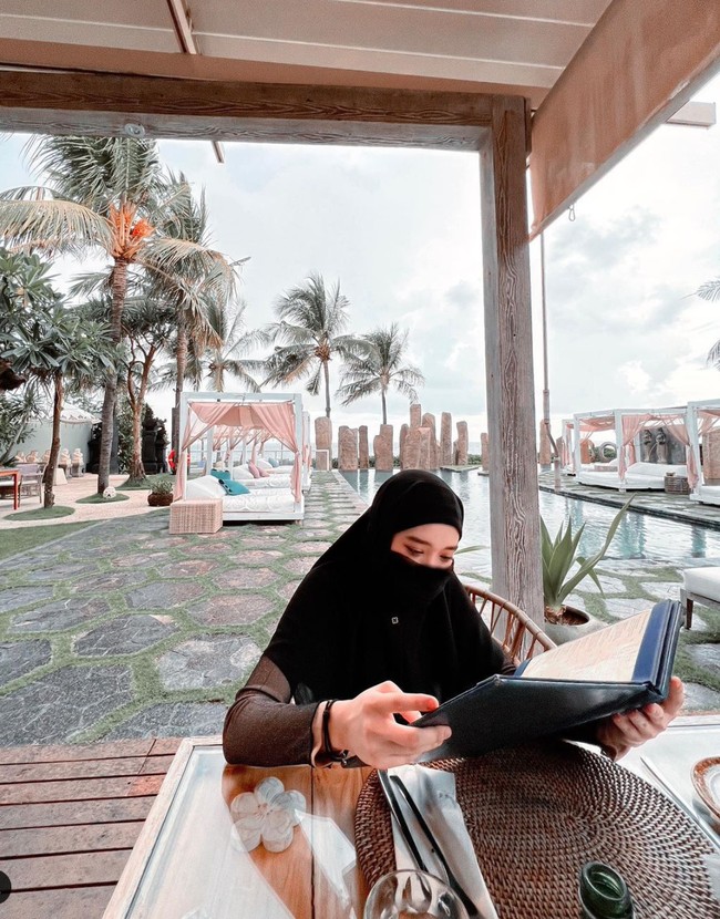 Di Instagram Story milinya Inara banyak mengunggah bukti perselingkuhan suaminya itu. Tak hanya itu saja, ia juga membagikan akun Instagram @tenten_anisa yang dituding sebagai selingkuhan Virgoun. Foto: Instagram/@mommy_starla