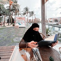 Di Instagram Story milinya Inara banyak mengunggah bukti perselingkuhan suaminya itu. Tak hanya itu saja, ia juga membagikan akun Instagram @tenten_anisa yang dituding sebagai selingkuhan Virgoun. Foto: Instagram/@mommy_starla