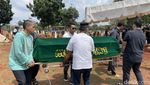 Momen Sedih Istri dan Teman Artis Antar Jenazah Iqbal Pakula ke Pemakaman