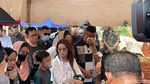 Momen Sedih Istri dan Teman Artis Antar Jenazah Iqbal Pakula ke Pemakaman
