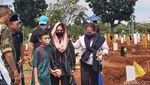 Momen Sedih Istri dan Teman Artis Antar Jenazah Iqbal Pakula ke Pemakaman