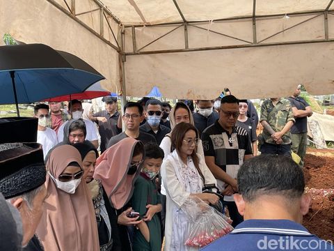 Iqbal Pakula meninggal dunia