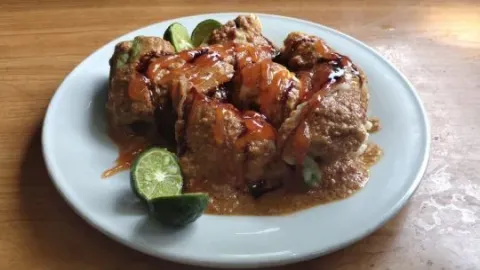 Jajan Enak, Makan Siomay dengan Bumbu Kacang Gurih di Sini