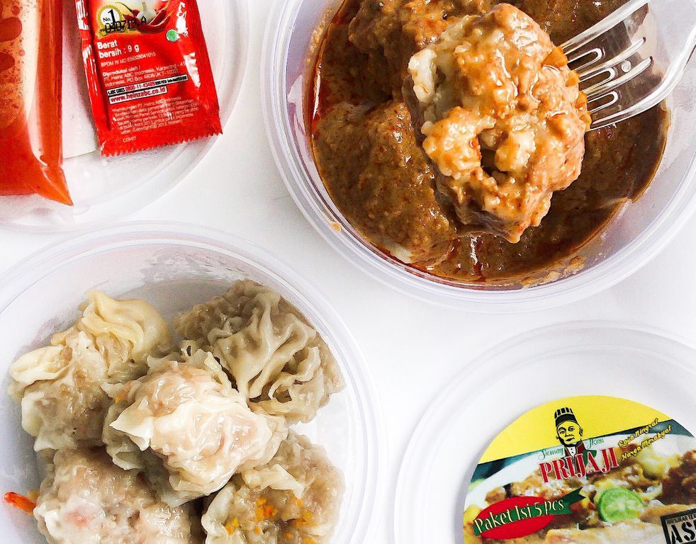 Jajan Enak, Makan Siomay dengan Bumbu Kacang Gurih di Sini
