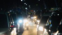 Foto: Jalan Poros Maros-Makassar, Sulsel dilaporkan macet hingga 3,5 kilometer di tengah puncak arus balik lebaran malam ini. (Agung Pramono/detikSulsel)