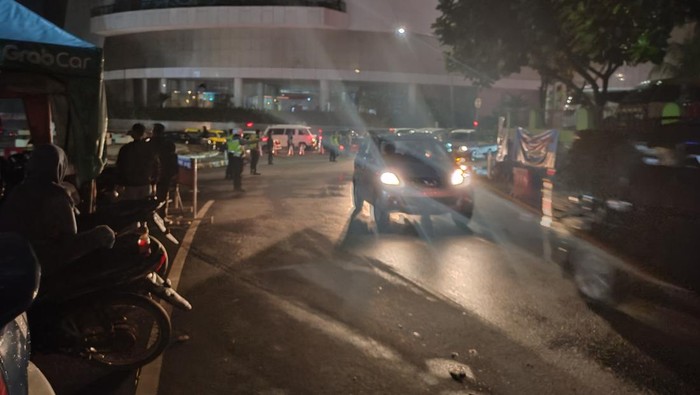Jalur Cianjur menuju Puncak akhirnya dibuka setelah hampir 13 jam ditutup. Arus kendaraan di kawasan Puncak masih padat, sehingga pengendara yang mengarah ke Jakarta tetap diimbau menggunakan jalur alternatif Jonggol dan Sukabumi.