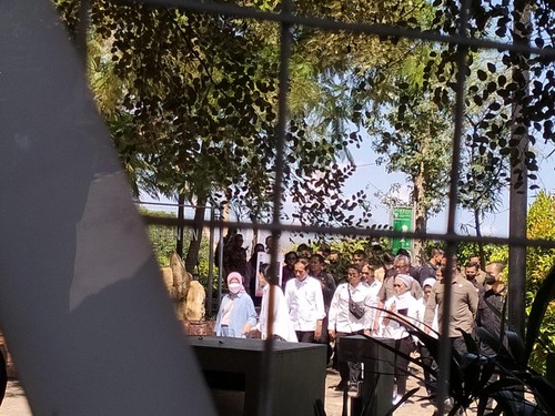 Presiden Jokowi dan rombongan berjalan meninggalkan Puncak Waringin di Labuan Bajo, Selasa (25/4/2023).