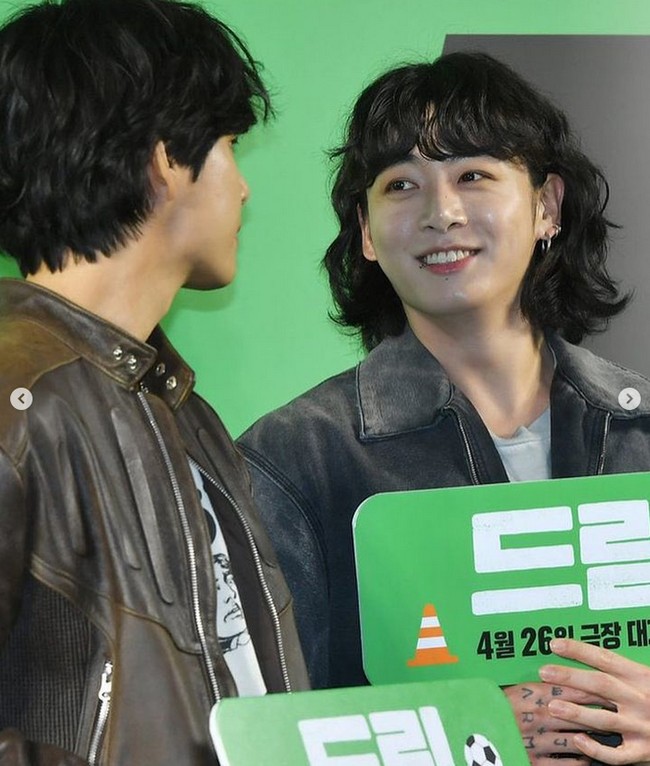 Penampilan baru Jungkook BTS sontak mencuri perhatian. Dia kini memiliki rambut bergelombang dengan potongan sebahu dan berponi. Foto: dok. Instagram @bts.jungkook