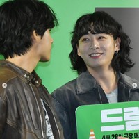 Penampilan baru Jungkook BTS sontak mencuri perhatian. Dia kini memiliki rambut bergelombang dengan potongan sebahu dan berponi. Foto: dok. Instagram @bts.jungkook