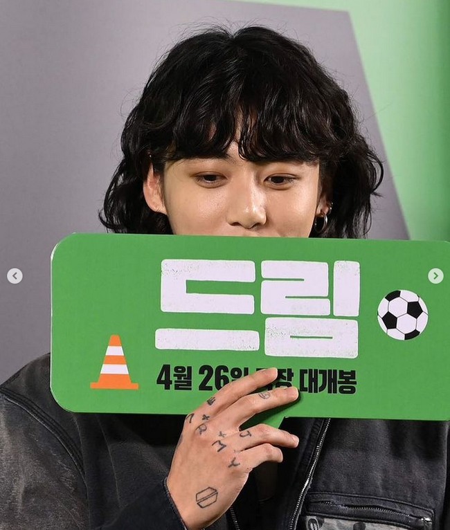 Setelah menghadiri acara pemutaran perdana film Dream, Jungkook BTS menyapa penggemar dengan mengadakan siaran langsung. Namun dia melihat komentar penggemar yang tidak puas dengan potongan rambutnya. Foto: dok. Instagram @bts.jungkook