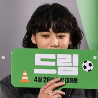 Setelah menghadiri acara pemutaran perdana film Dream, Jungkook BTS menyapa penggemar dengan mengadakan siaran langsung. Namun dia melihat komentar penggemar yang tidak puas dengan potongan rambutnya. Foto: dok. Instagram @bts.jungkook