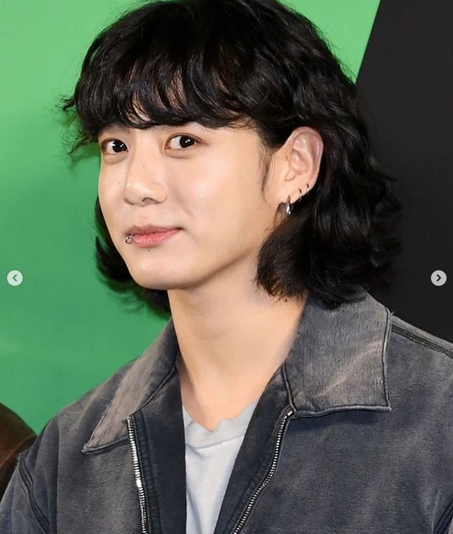 Sebagai tanggapan, Jungkook BTS menolak untuk memotong rambutnya dengan sopan. Dia akan melakukannya jika sudah merasa puas setelah memanjangkan rambutnya. Tak sedikit pula penggemar yang membela Jungkook dan berharap dia dapat tampil seperti keinginannya. Foto: dok. Instagram @bts.jungkook