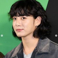 Sebagai tanggapan, Jungkook BTS menolak untuk memotong rambutnya dengan sopan. Dia akan melakukannya jika sudah merasa puas setelah memanjangkan rambutnya. Tak sedikit pula penggemar yang membela Jungkook dan berharap dia dapat tampil seperti keinginannya. Foto: dok. Instagram @bts.jungkook