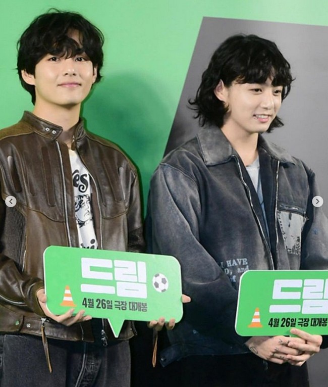 Dalam kesempatan itu, Jungkook dan V BTS tampil dengan gaya serasi memakai jaket kulit. Jungkook sendiri terlihat malu-malu dan menutupi wajahnya saat berjalan di red carpet. Foto: dok. Instagram @bts.jungkook