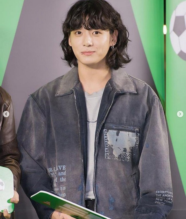 Jungkook kenapa imut banget😭 Kenapa juga dia potong poni kan jadinya kayak rambut dora tapi gemes banget😭😭😭 comelnyaa jungkook macam rambut dora tapi version curl 😭😭 gabisa dibiarin. jungkook rambut dora brindil2 terlalu lucu, komentar sejumlah penggemar. Foto: dok. Instagram @bts.jungkook