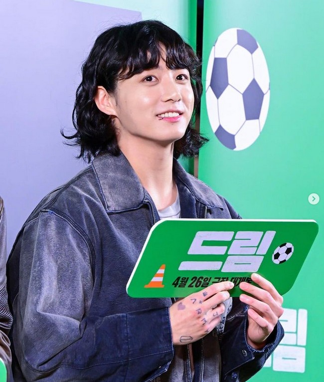 Sejumlah penggemar menilai penampilan baru Jungkook BTS terlihat menggemaskan. Pelantun Dreamers itu mengingatkan penggemar dengan karakter kartun Dora. Foto: dok. Instagram @bts.jungkook